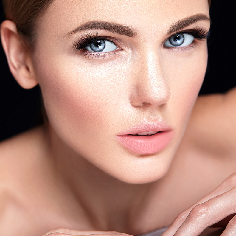 استخدامات أحمر الشفاه كظلال عيون وبلاشر