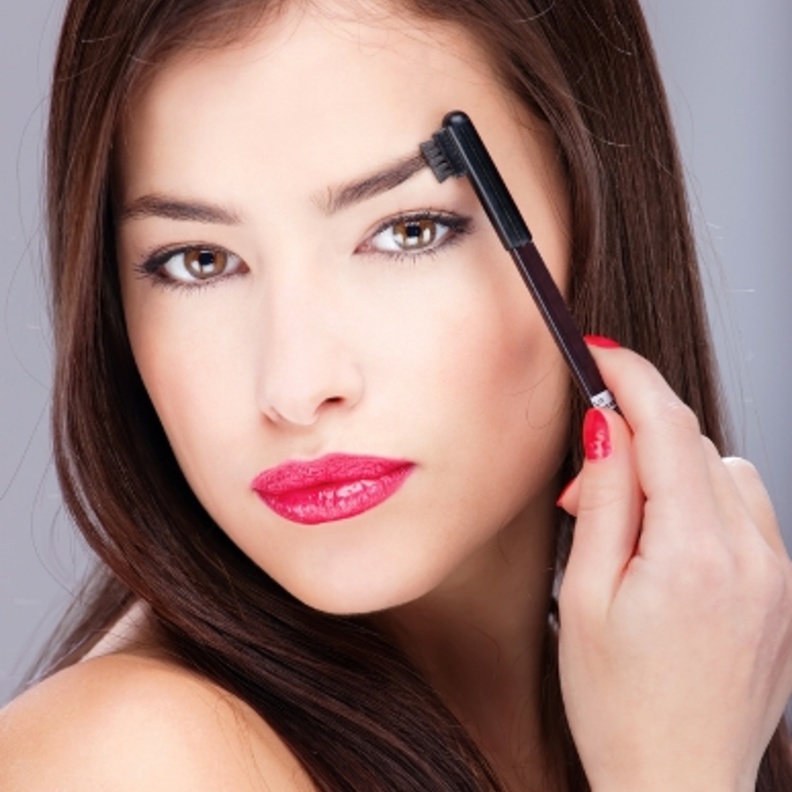 الحواجب الكثيفة تعكس جمالا على اطلالة المرأة