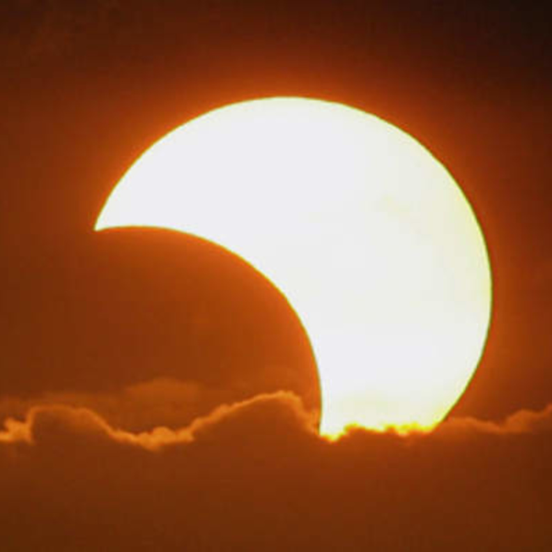 ظاهرة كسوف الشمس ظاهرة فلكية فريدة لا تتكرر كثيرا 