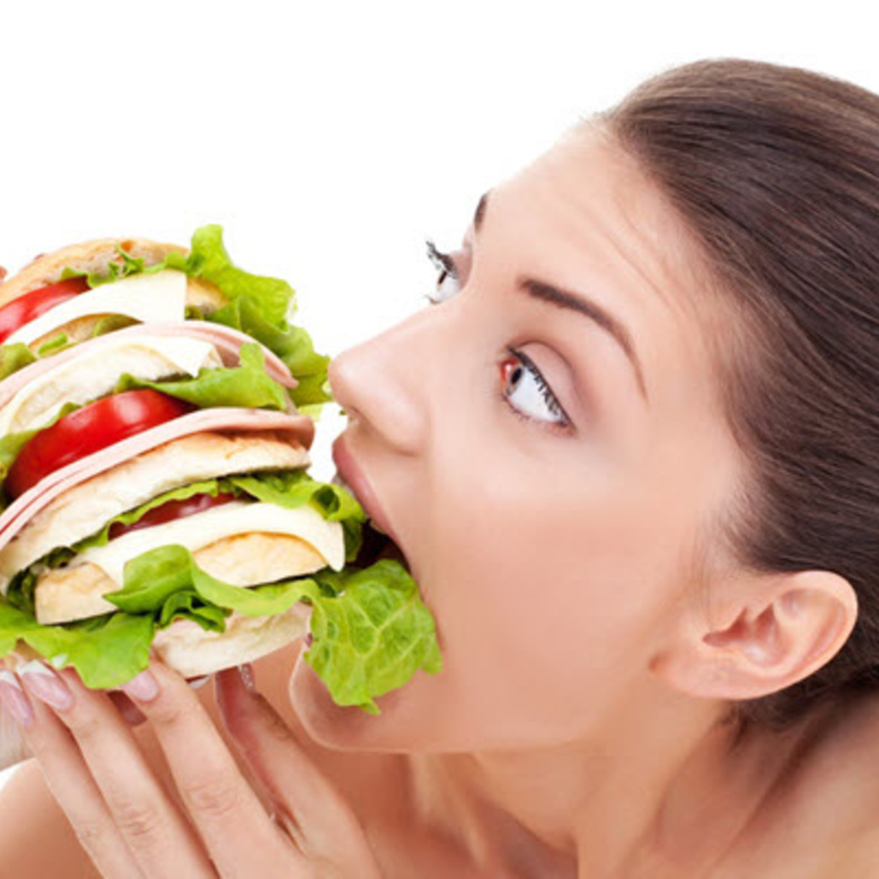 العلاقة بين قلة النوم و تناول الطعام الدسم