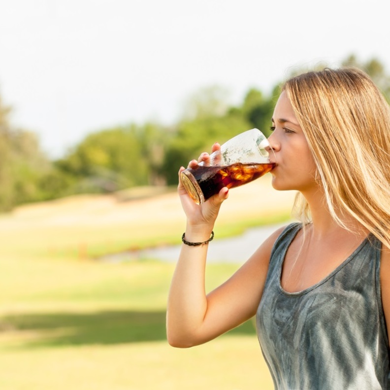 اسباب تجعلك تتوقف عن تناول المشروبات الغازية فوراً