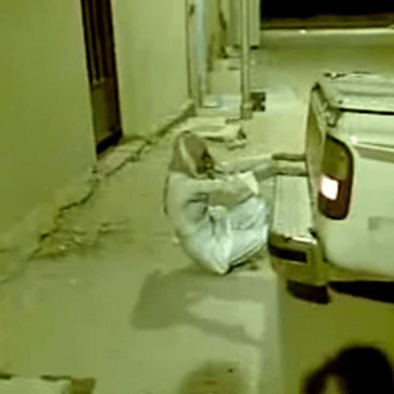 بالفيديو: شاهد ماذا حدث لسعودي حاول سد أنبوب دخان السيارة!