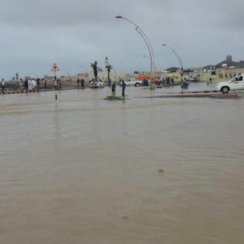 بالفيديو: سيول في عُمان جراء العاصفة أشوبا