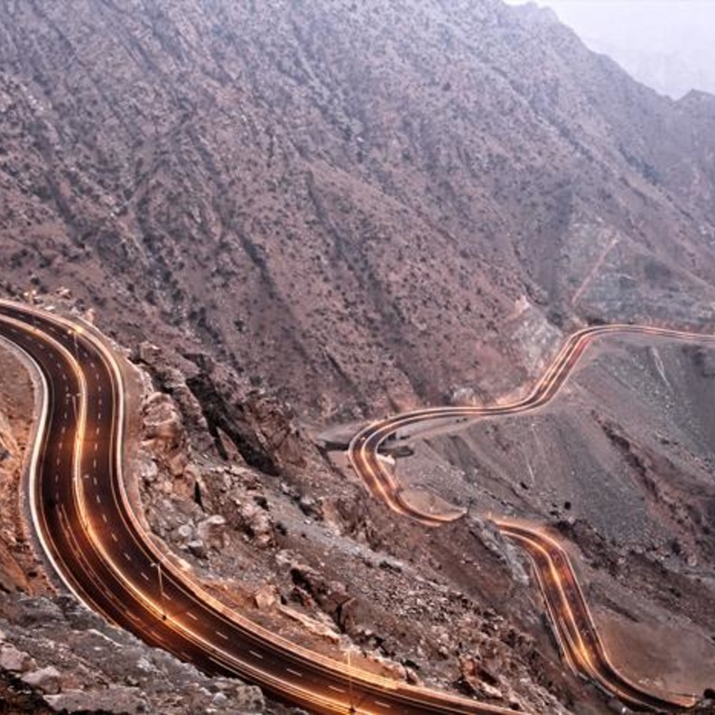 الشاحنة معلقة في الهواء.