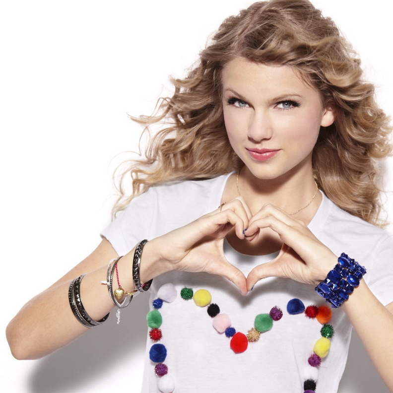 taylor swift بمكياج ناعم يبرز جمال روحها و ملابس بسيطة كذلك 