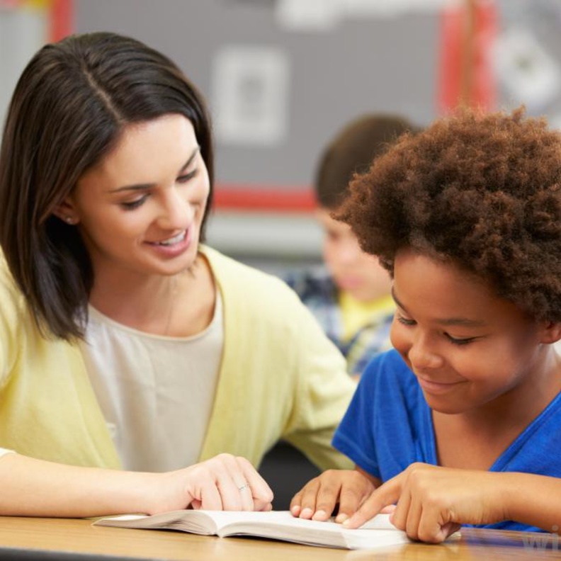 معلمة امريكية تلغي الواجبات المنزلية وتصبح حديث مواقع التواصل الاجتماعي  	