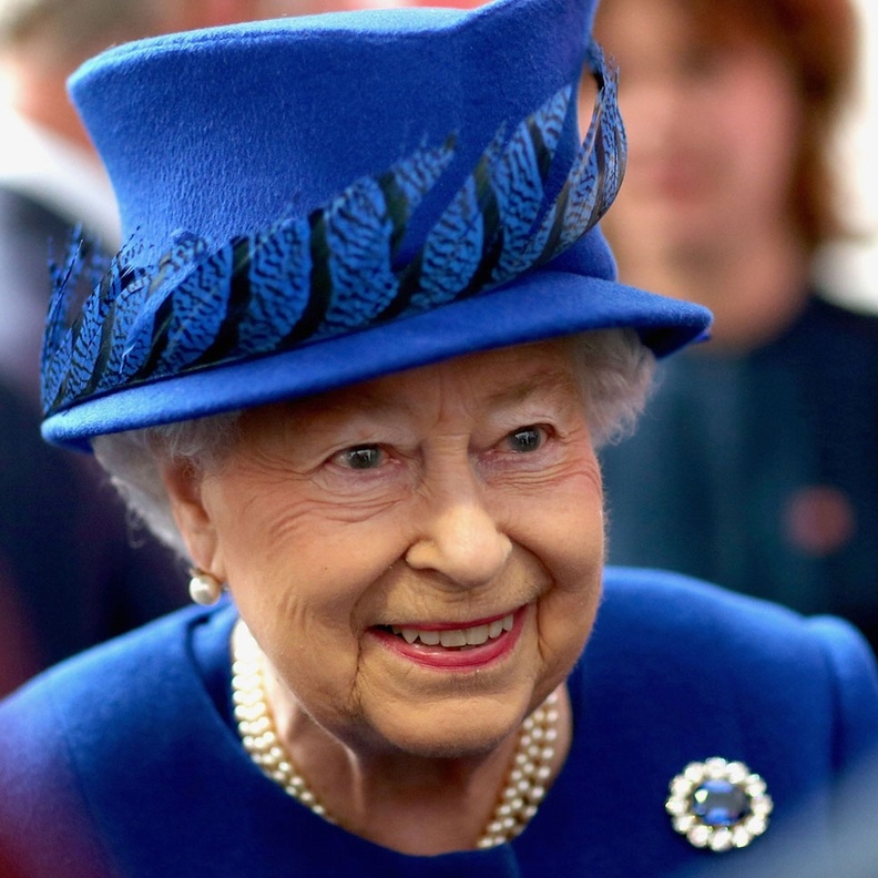  ملكة بريطانيا تفضل الياقوت الأزرق