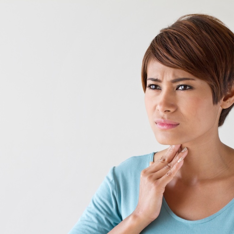 اسباب و طرق علاج حساسية الحلق المزعجة