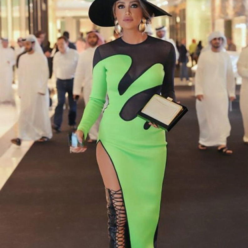 فستان مايا دياب الأخضر في دبي مول