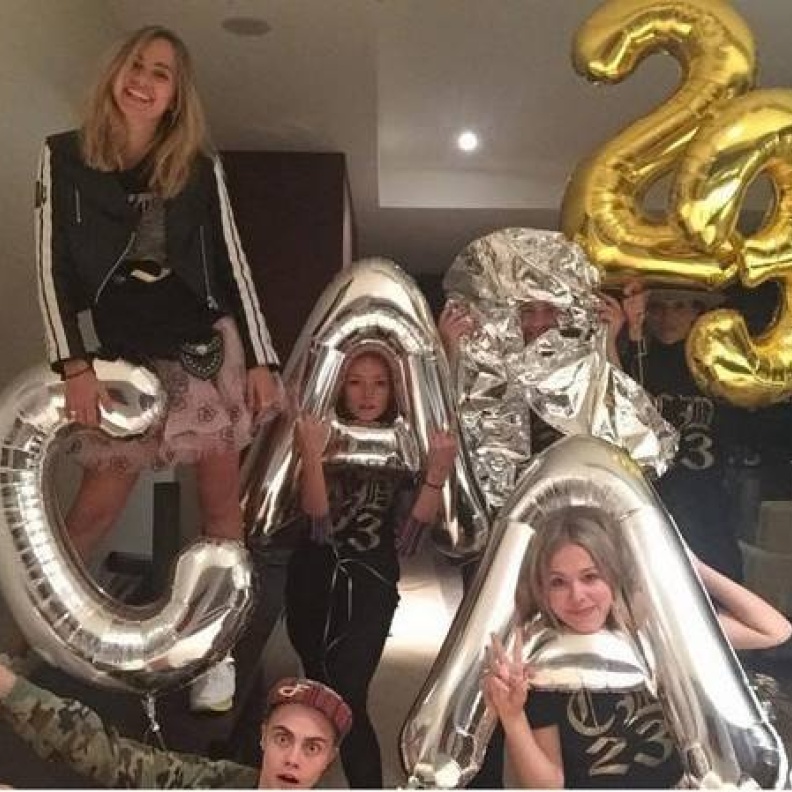 برفقة صديقاتها والبالونات .. هكذا احتفلت كارا ديليفينغ بعيد ميلادها الـ 23