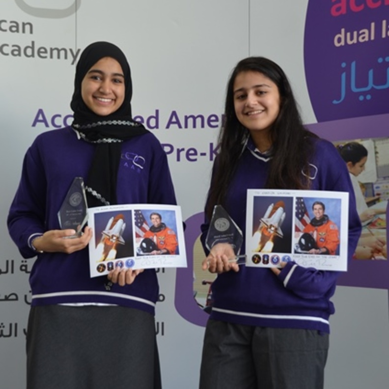 الطالبتان خديجة كلداري وعائشة المازمي وفرحة عارمة بجائزة التميز