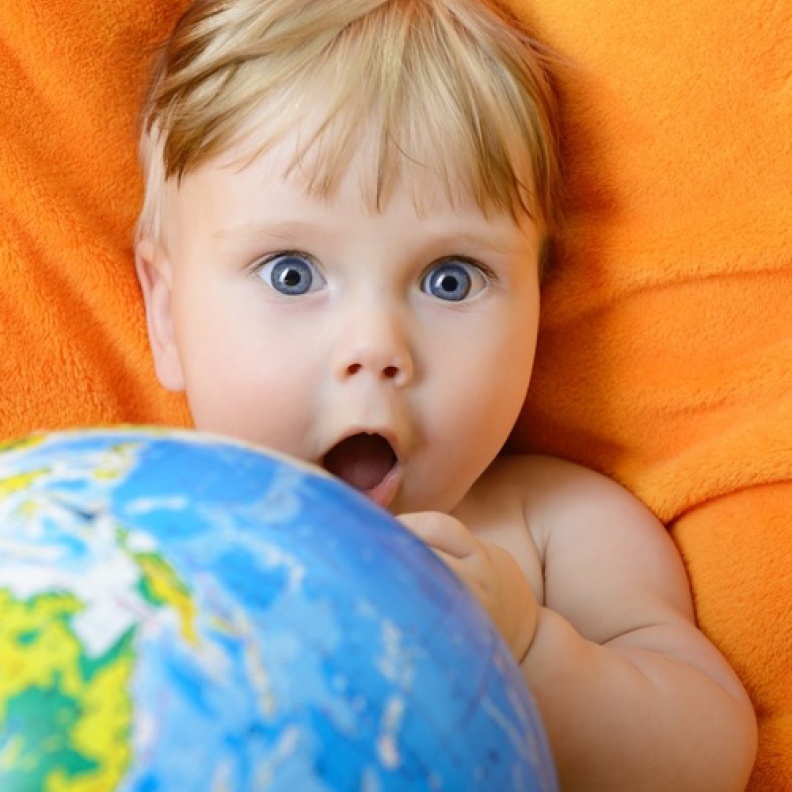 سفر المولود بالطائرة.. آمن وممتع بهذه النصائح