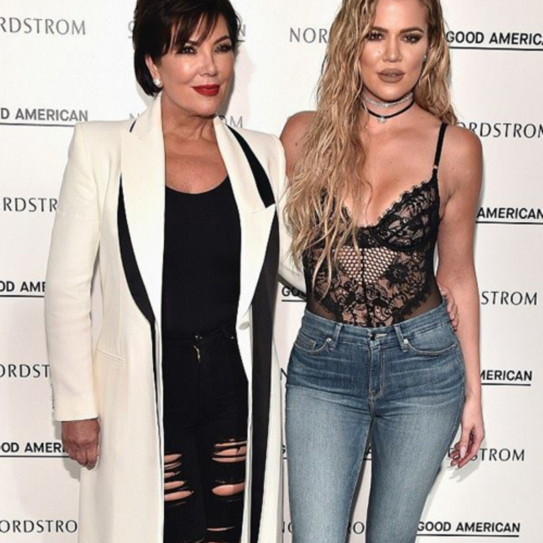 كلوي كاردشيان تخطف الأنظار برشاقتها مع والدتها خلال حضورها أحد الأنشطة في لوس أنجلوس بالأمس