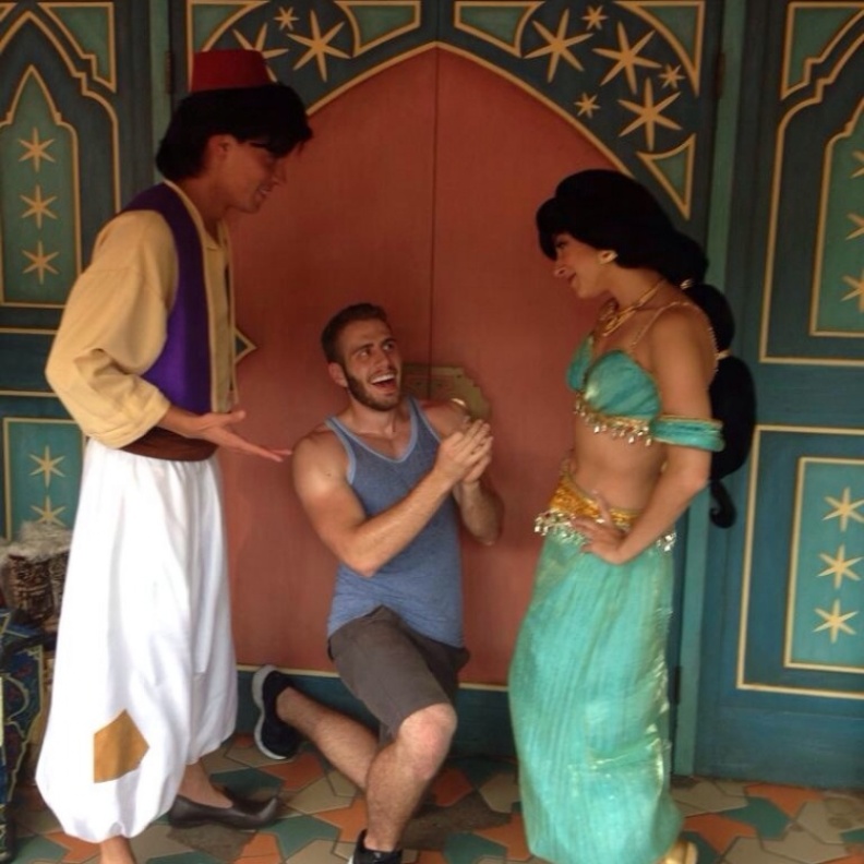 بالصور: مهووس يطلب أميرات ديزني للزواج