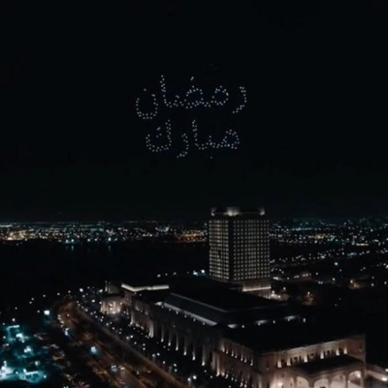 الطائرات المضيئة تهنئ المواطنين بشهر رمضان 