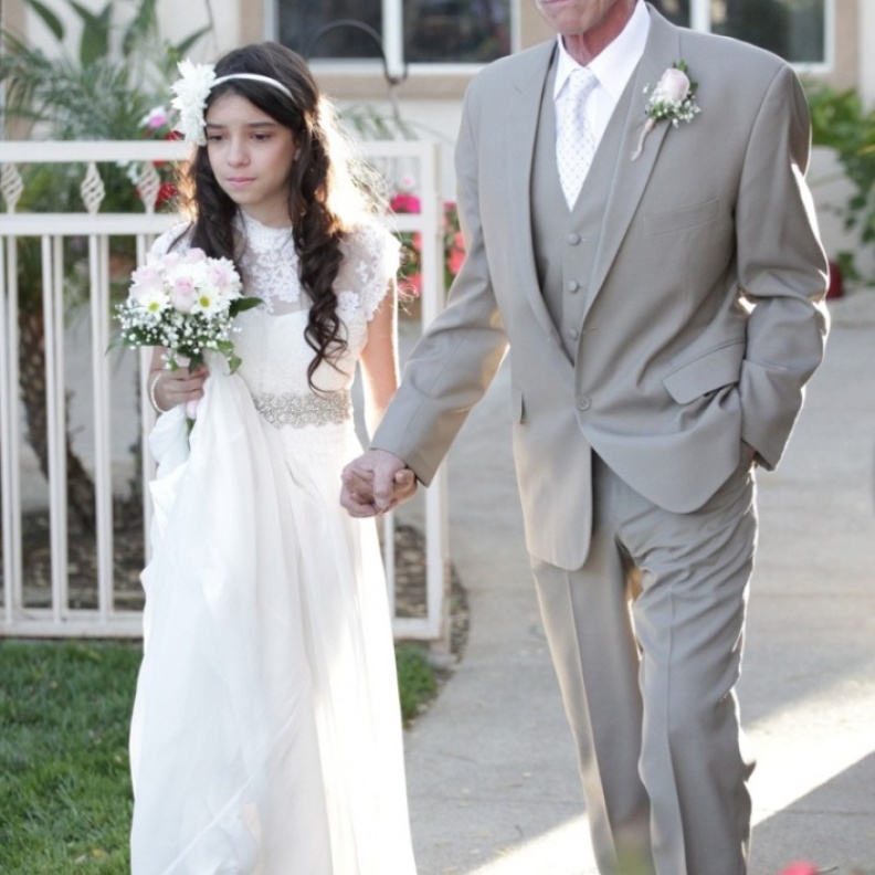 ودعت والدها بزفاف وهمي 