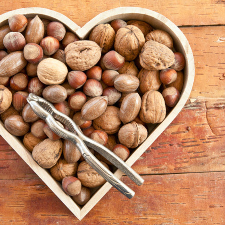 المكسرات من افضل الاطعمة لتعزيز صحة القلب