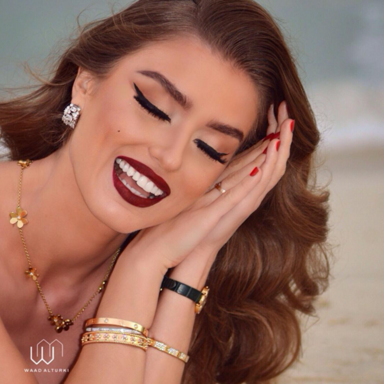 موديل جميلة