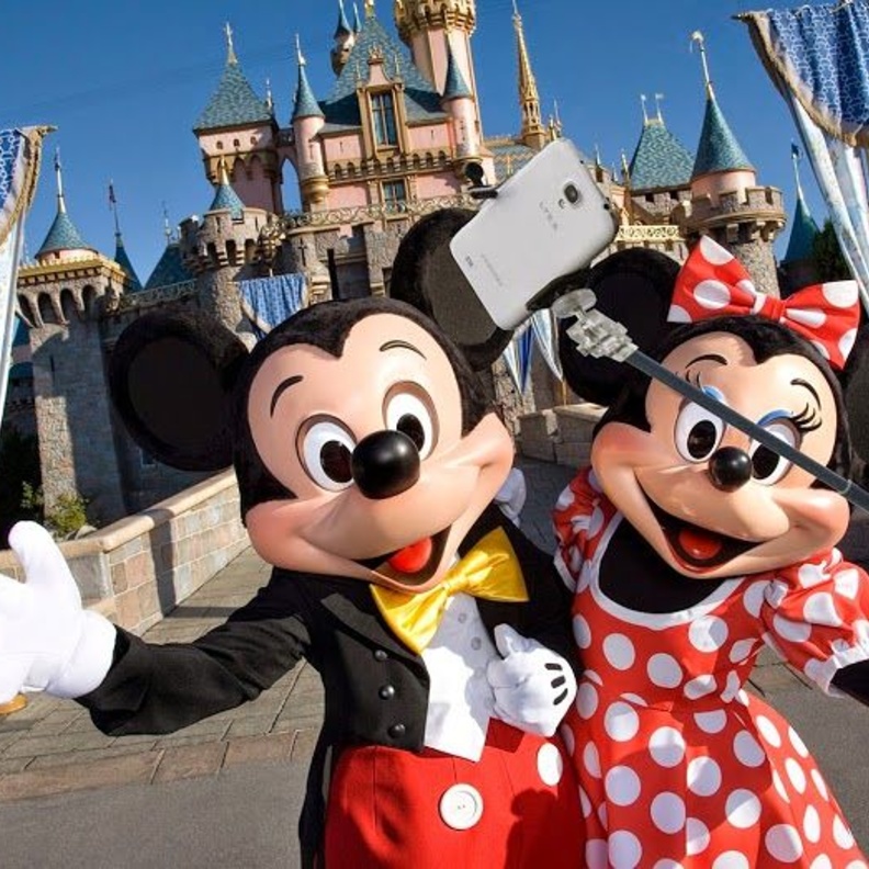 ديزني تمنع عصا السيلفي في كل مدنها الترفيهية