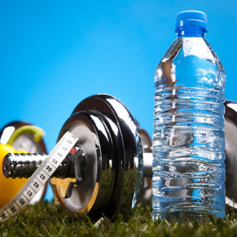 كم لتر من الماء يحتاج الجسم لانقاص الوزن يومياً؟