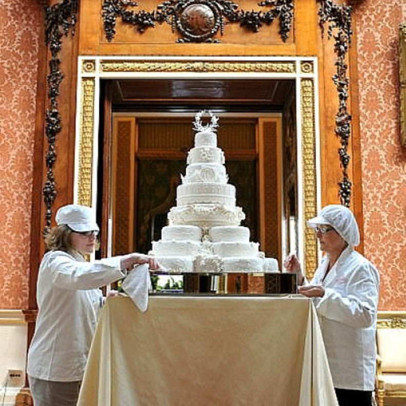 للبيع... قطعة من كعكة زفاف وليام وكيت 