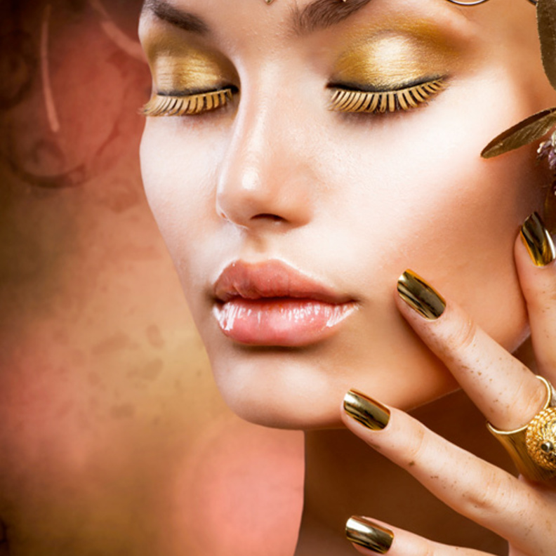 أظافرك مرصّعة بالذهب أيتها العروس