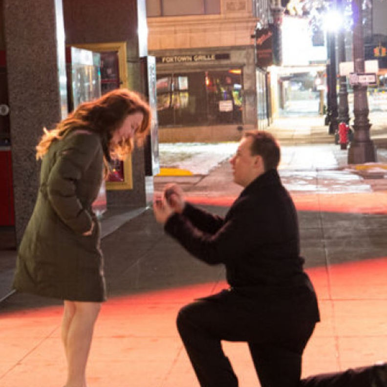 طلبها للزواج عبر لوحة للإعلانات!