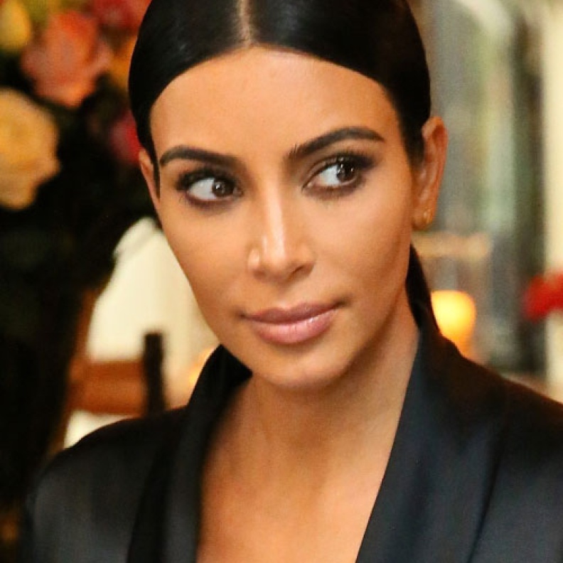 عجرفة كيم كارداشيان تغضب شقيقتها كورتني 