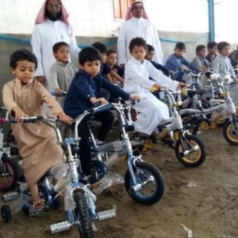 الطلاب الصغار على دراجاتهم 