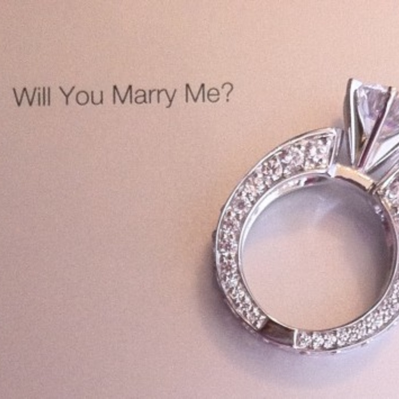 ملعب كرة قدم وطائرة وطلب زواج