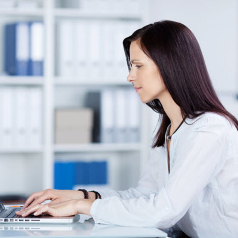 الجلوس بطريقة صحيحة خلال الدوام يساعد في تحقيق أسلوب صحي