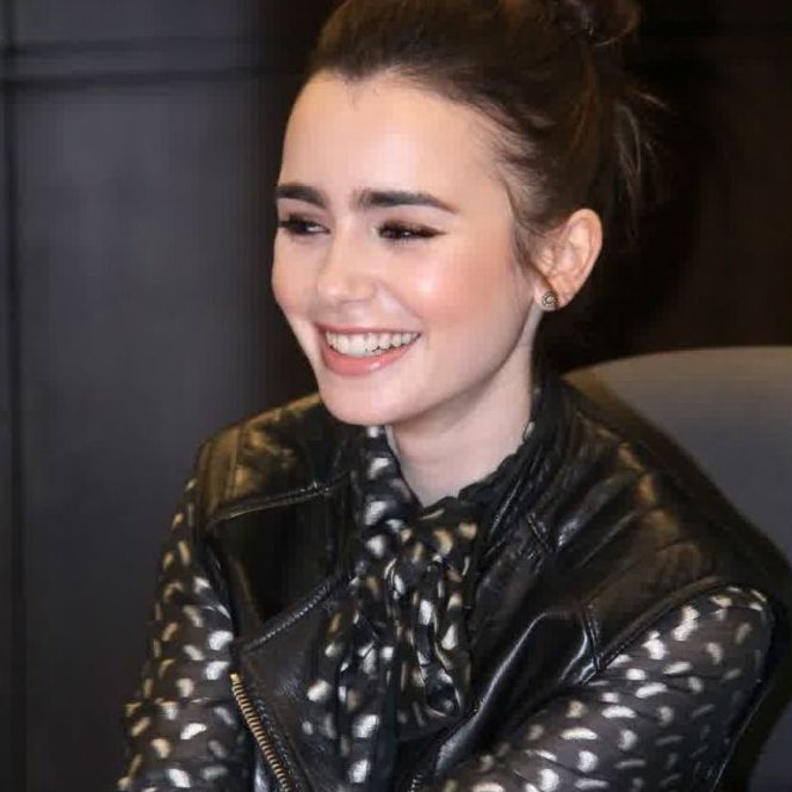 ليلي كولينز تسجل النسخة الصوتية من بيتر بان