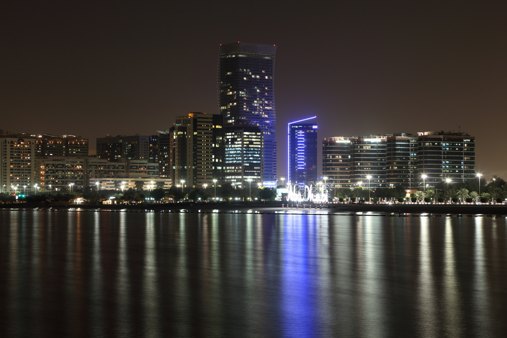 أبوظبي في الليل