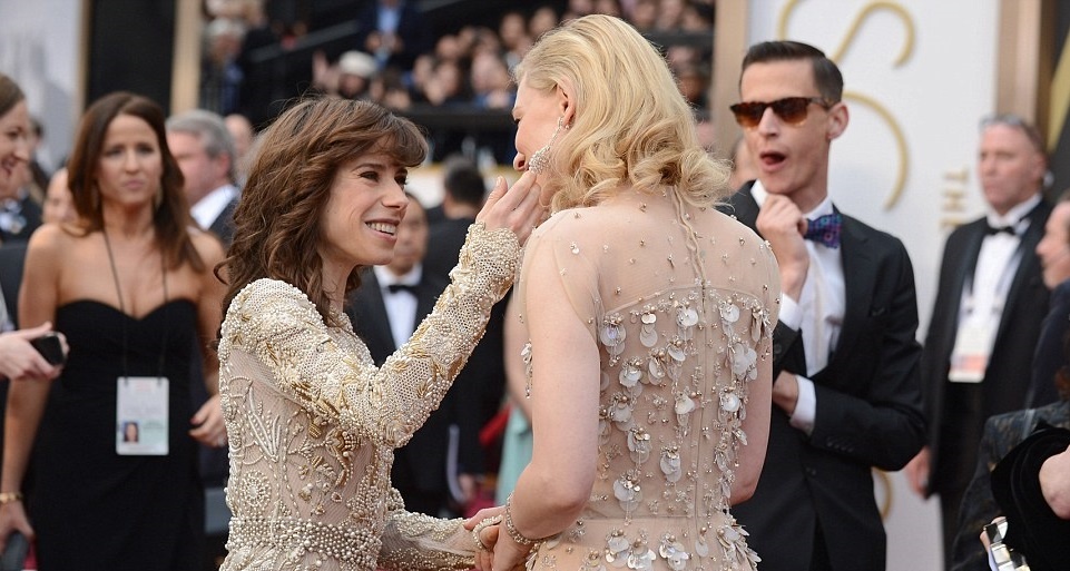 يبدو أن الممثلة سالي هوبكنز معجبة هي أيضاً بأقراط شوبارد الرائعة التي ترتديها كيت بلانشيت