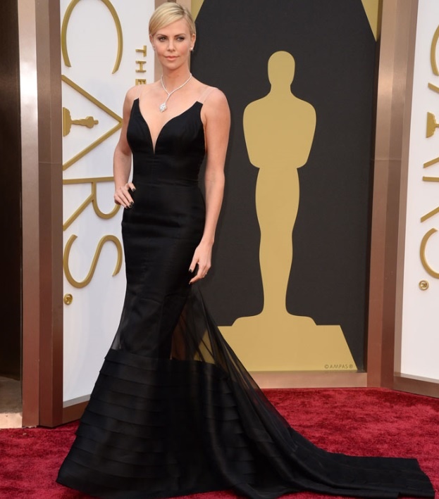 تشارليز ثيرون تشعل السجادة الحمراء بفستان ديور و عقد هاري وينستون