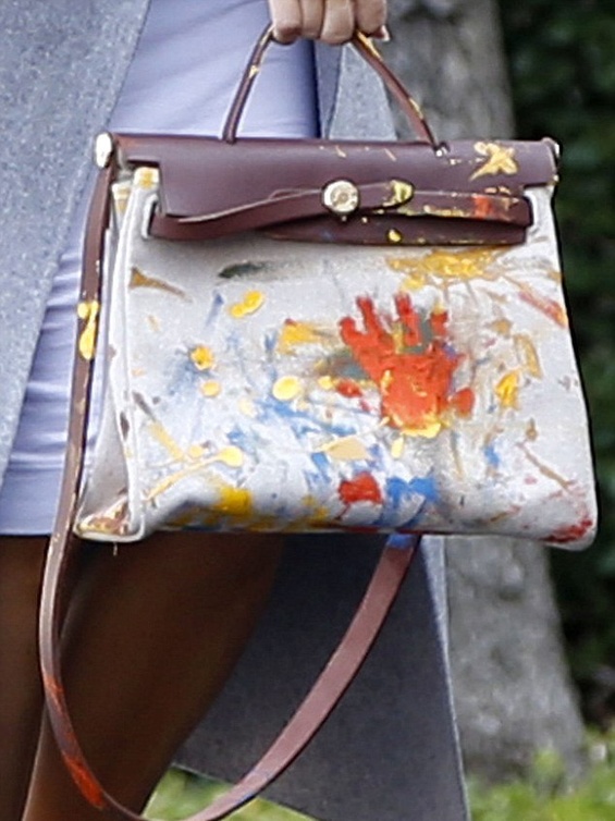 حقيبة Hermes التي قامت برسمها طفلة كيم كارداشيان