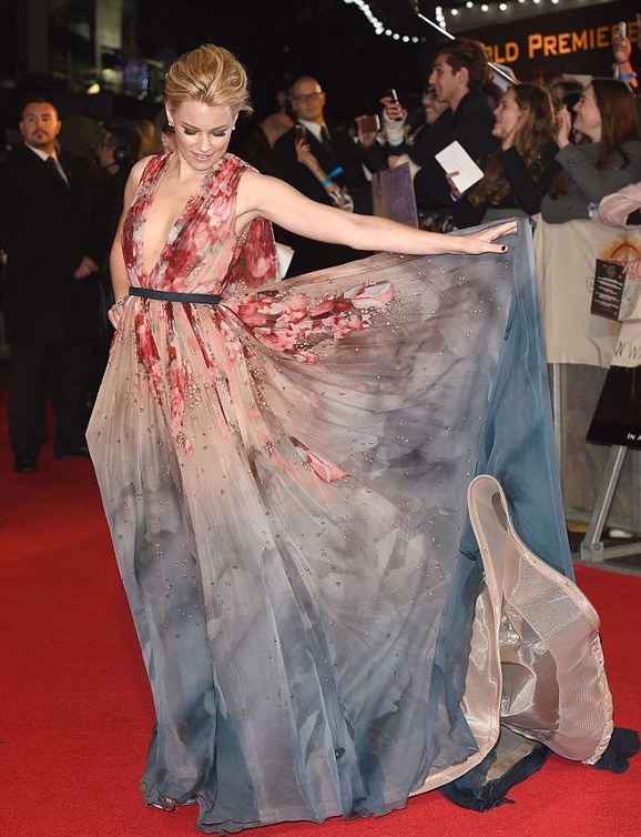 Elizabeth Banks تستعرض فستانها الرائع من إيلي صعب