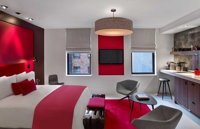 عل الرغم من أن الأحمر لون يجب الحذر عند اساخدامه إلا أنه ظهر أنيقاً ودافئاً في هذه الغرفة.