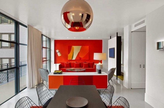 البرتقالي الناري في الصالون المفتوح على غرفة الطعام.