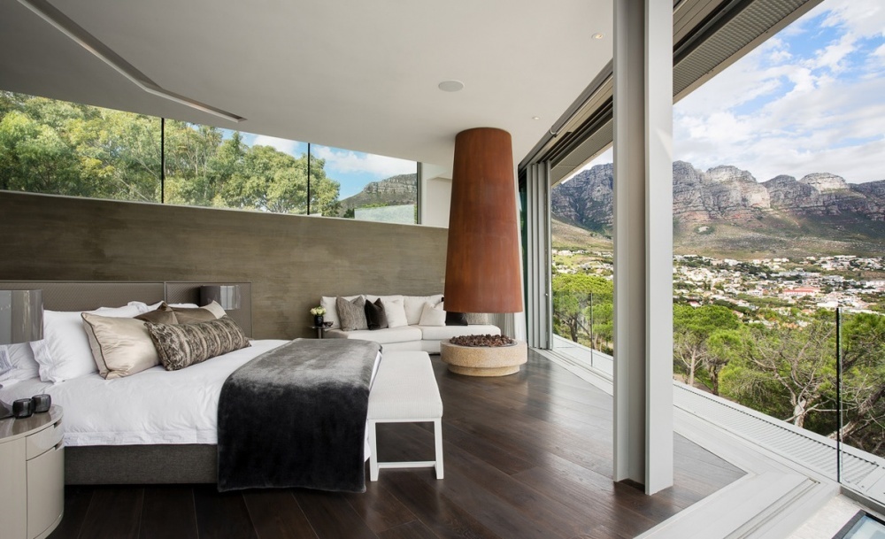 غرفة النوم مزودة بمدفأة عصرية و تطل على روائع الطبيعة في كليفتون