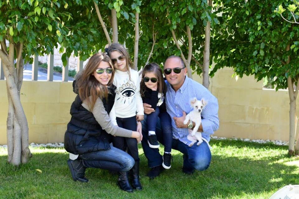 نانسي عجرم تستمع بإجازة الأحد برفقة عائلتها في المنزل