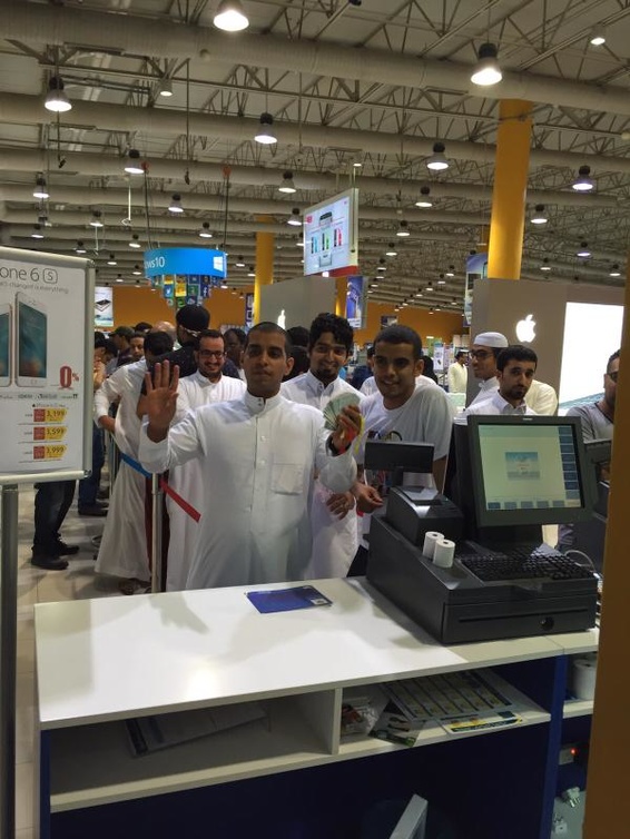  شراء الايفون في أول يوم من بدأ بيعه في السعودية