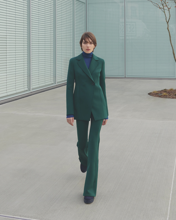  موضة البنطلون الزيتي مع البنطلون الواسع من الاسفل من دار Akris