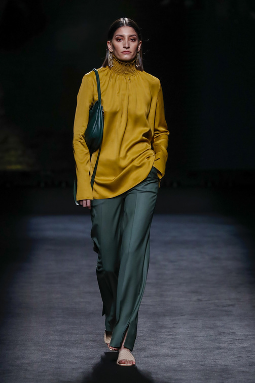  موضة البنطلون الزيتي مع التوب الطويلة من من دار Angel Schlesser