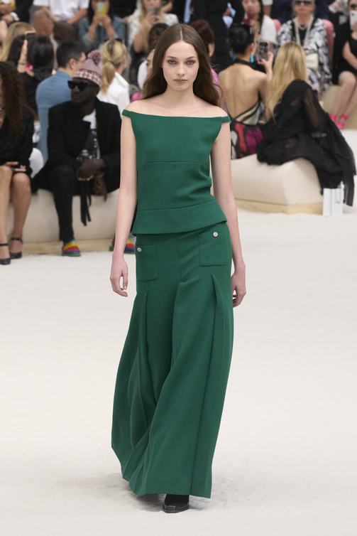 موضة البنطلون الزيتي بطيات بارزة من دار CHANEL