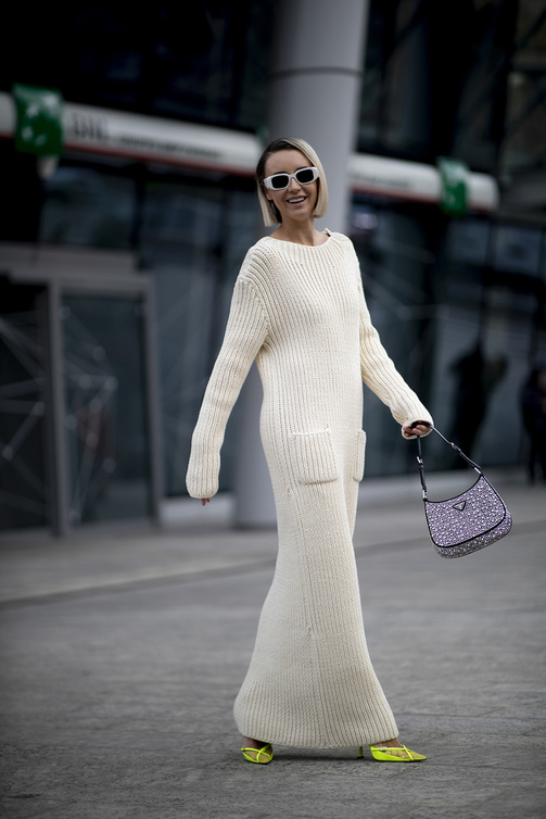 إطلالة لافتة بفستان طويل أبيض من Street style