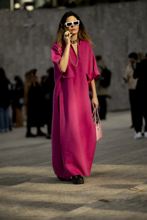 إطلالة مميّزة بفستان فوشيا طويل من Street style