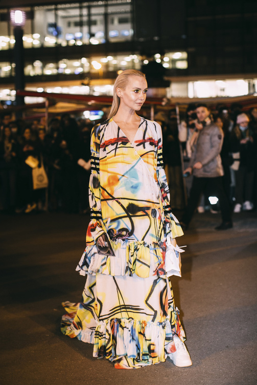 الفساتين الطويلة المنقشة صيحة لافتة من Street style