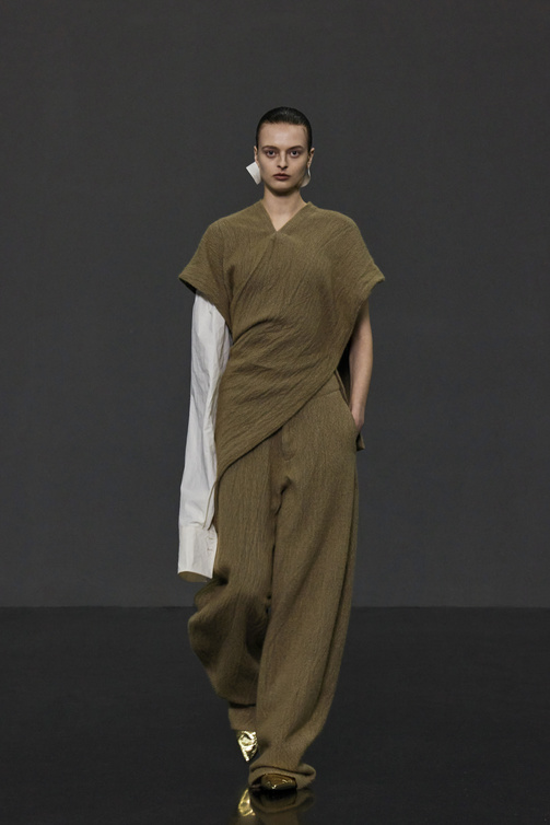 موضة البنطلون الزيتي بقصة الاوفر سايز من دار Uma Wang