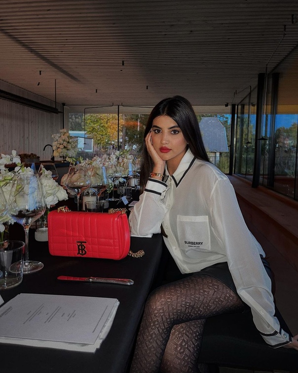 علا فرحات بلوك أنيق وعصري بتوقيع Burberry
